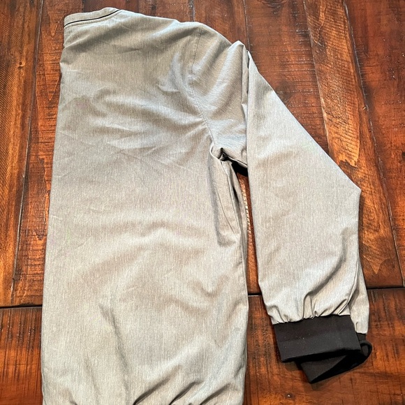 Walter Hagen Gray pullover Top with V-Neck Design - Picture 2 of 2